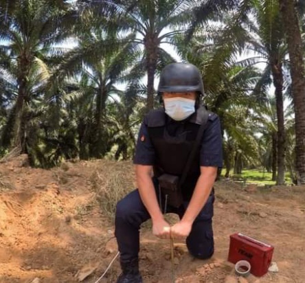 Anggota UPB Kontinjen Johor berjaya memusnahkan bom berkenaan